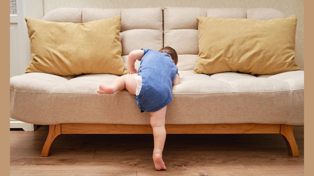 Schlimmer Unfall: Baby wird „von Sofa“ getötet
