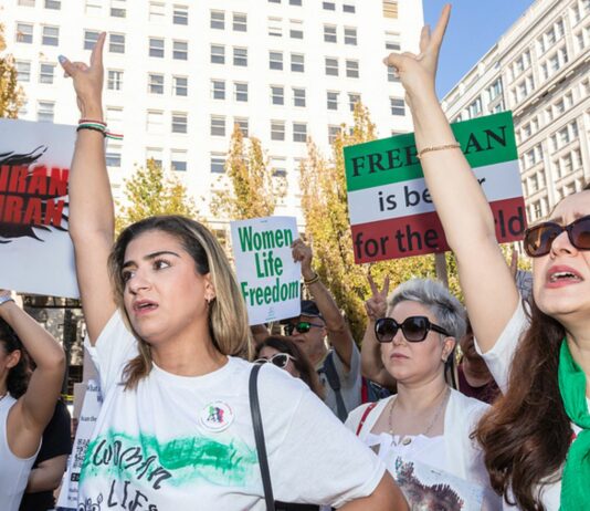 Weltweit gehen Menschen auf die Straße, um für die Frauen im Iran zu protestieren.