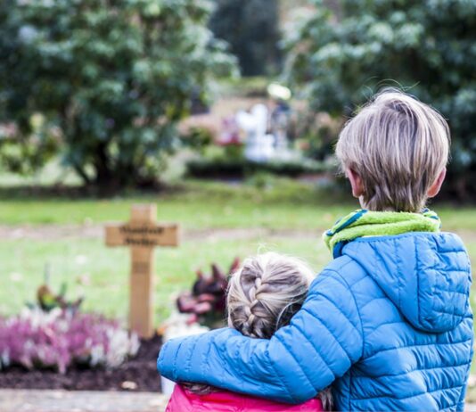 Sollten Kinder bei Beerdigungen dabei sein?