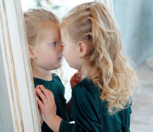 Manche Kinder beginnen schon sehr früh damit, sich im Spiegel kritisch zu beäugen.