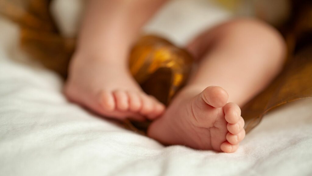 Blut in der Windel: Baby bekommt Periode – mit 9 Monaten