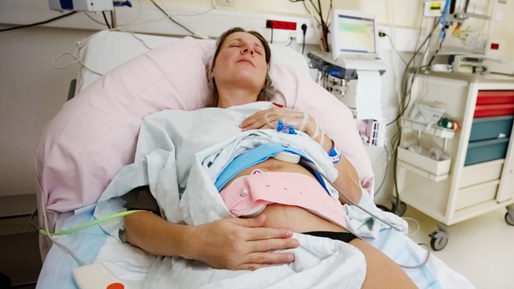 Geburtstrauma: „Ich wachte ohne Baby auf der Intensivstation auf.”