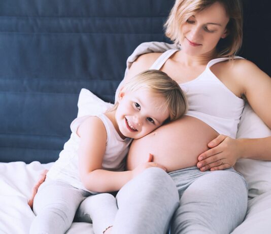 Viele Mamas wünschen sich ein Geschwisterchen für ihr Kind.