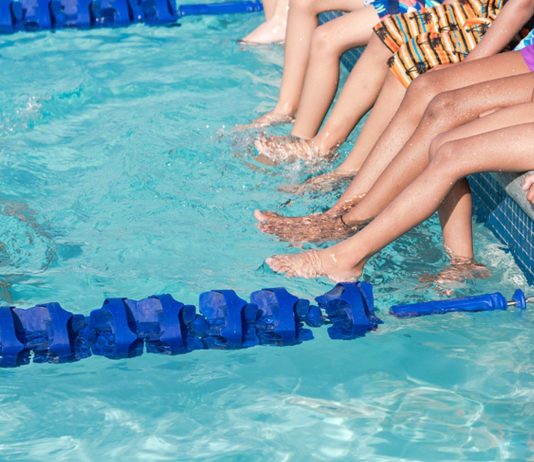 Izzy liebte das Wasser und freute sich auf seinen Schwimmkurs.