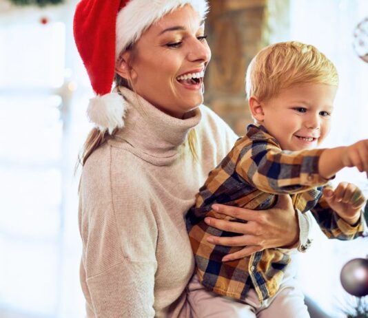 Wer Weihnachtsdeko schiom im November aufhängt, ist laut einer Studie glücklicker.