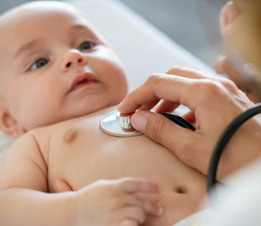 Ein Gericht wird in Neuseeland über die Herz-OP des Babys entscheiden.