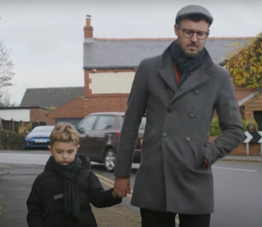 Vater und Sohn im Weihnachtsclip.