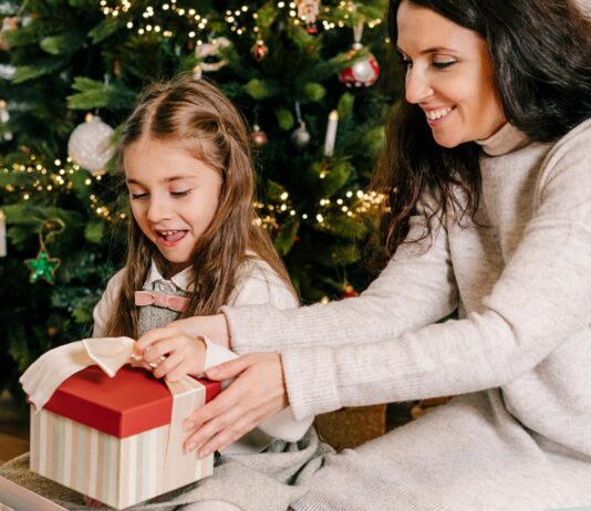 Vielen Eltern fällt es schwer, Kinder nicht mit Geschenken zu überhäufen.