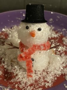 Mit dem Bastelset für einen Mini-Schneemann haben die Kinder ihre nächste Wichtel-Aufgabe.