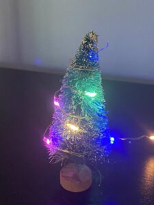 Der passende Weihnachtsbaum in Miniatur-Größe darf beim Wichtel-Zubehör nicht fehlen.