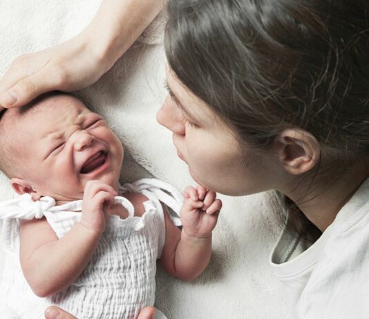 Fast jede müde Neu-Mama kennt die Sorge, wenn das Baby nicht aufhört zu weinen.
