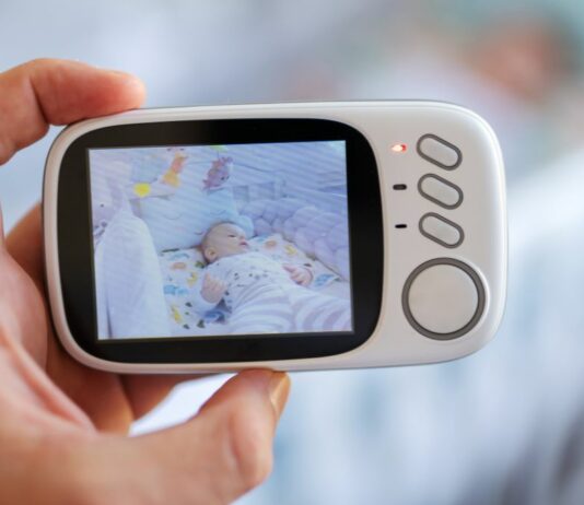 Eltern entdecken einen Spanner, als ihre gehackte Babykamera plötzlich seltsame Geräusche überträgt.