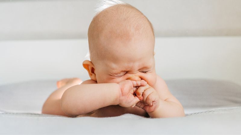 Ein Schnupfen kündigt sich auch bei Babys häufig mit einem Kribbeln in der Nase an.