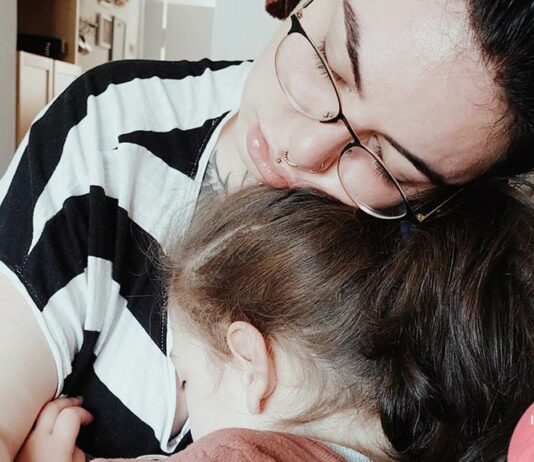 CDKL5: Mama Angelina mit Tochter Lotte, die an dem seltenen Gendefekt leidet.