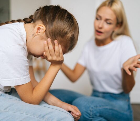 Die Kleine würde gerne Mama zur Frau ihres Vaters sagen.