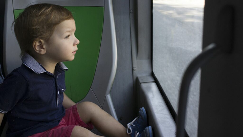 Im Bus vergessen: 3-Jähriger stundenlang eingesperrt