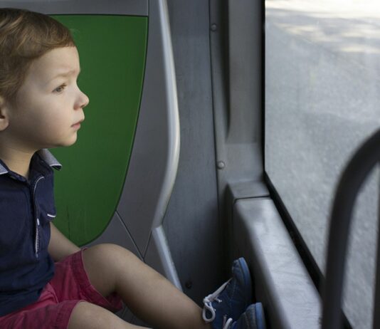 Ein Dreijähriger wurde in einem Kita-Bus vergessen.