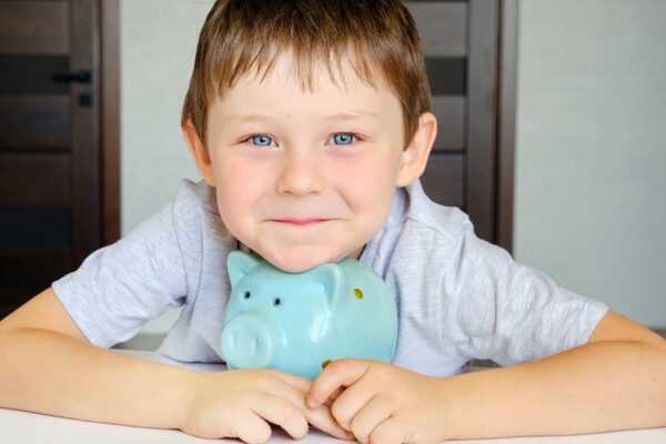 Sorgt die Kindergrundsicherung für mehr Geld im Sparschwein?