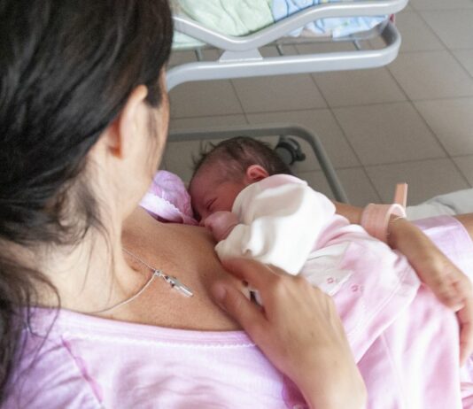 Die frisch gebackene Mama Katie wünscht sich etwas Ruhe im Wochenbett.