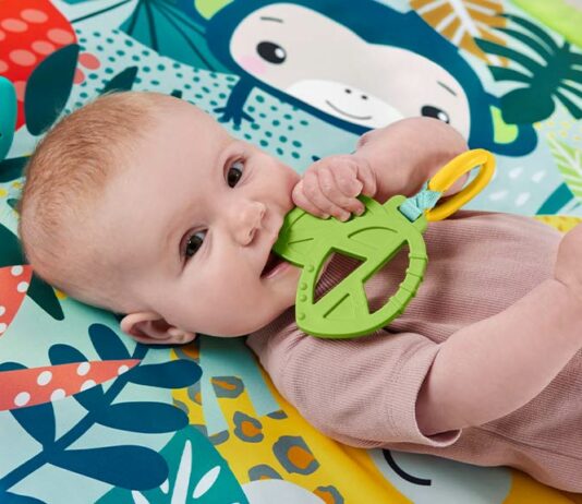 Mit allen Sinnen erforschst du deine kleine, große Welt auf deiner Rainforest-Decke.