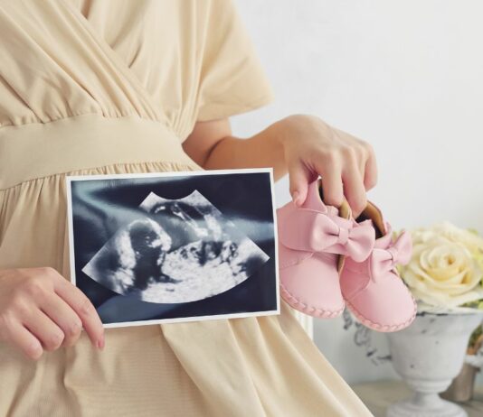 Die werdende Mama hat 17 Gäste zu ihrer Babyparty eingeladen – am Tag der Party sagen alle ab und die Mama steht alleine im gemieteten Partysaal.