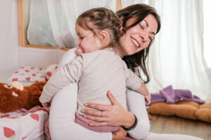 Kind und Mama umarmt