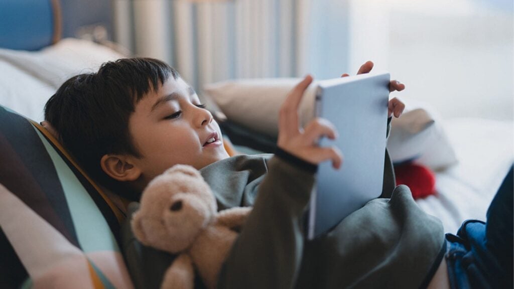 Smartphone & Tablet: Wie schütze ich mein Kind im Internet?