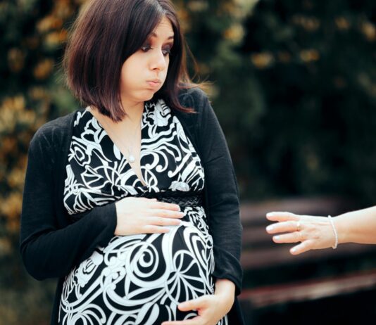 Schwangere ungefragt am Babybauch anzufassen ist grenzüberschreitend.