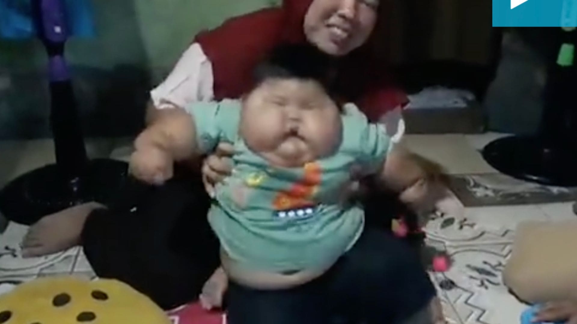 Seorang bayi berusia 16 bulan sangat berat sehingga dia mengenakan pakaian ayahnya