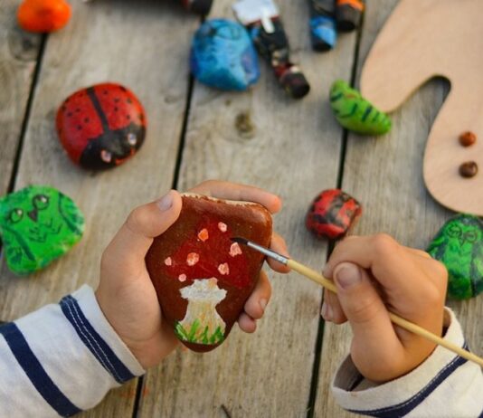 Steine bemalen mit Kindern: Eine tolle, kreative Beschäftigung