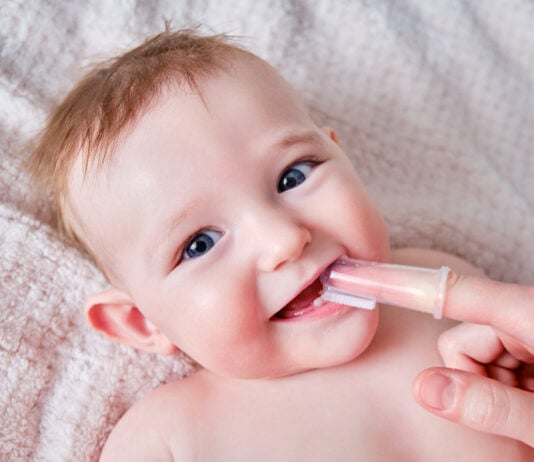 Wir verraten euch Tipps, die Babys das Zahnen leichter machen. Foto: Bigstock