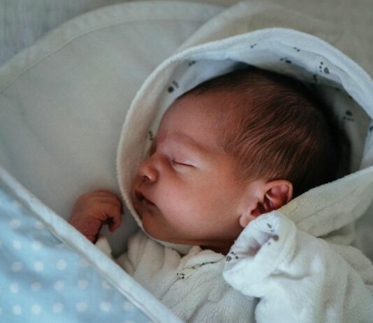Der Babyschlaf ist ein großes Thema bei allen Eltern – besonders im ersten Babyjahr.