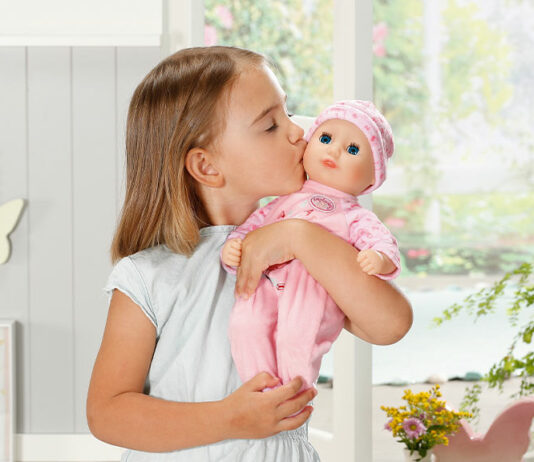 Kind mit Puppe