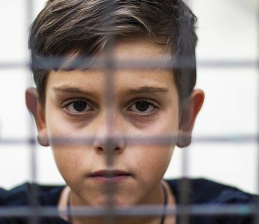 Sollten Kinder und Jugendliche Haftstrafen verbüßen?