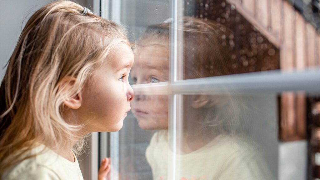 Endlich Ruhe: 3-Jährige sperrt Mama auf Balkon und guckt Videos