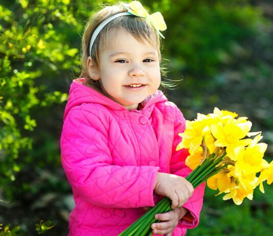 Namen für April-Babys leiten sich von den Namenstagen oder ihren frühlingshaften Bedeutungen ab.