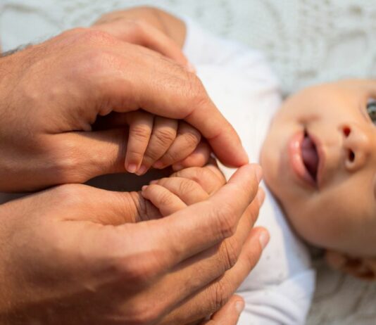 Mama Liana und ihr Mann Connor haben ihrem Baby extra einen einzigartigen Namen gegeben, für den sie jetzt auf Social Media belächelt werden.