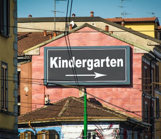 Volltrunken stürmte ein Vater in die Kita seiner Kinder.