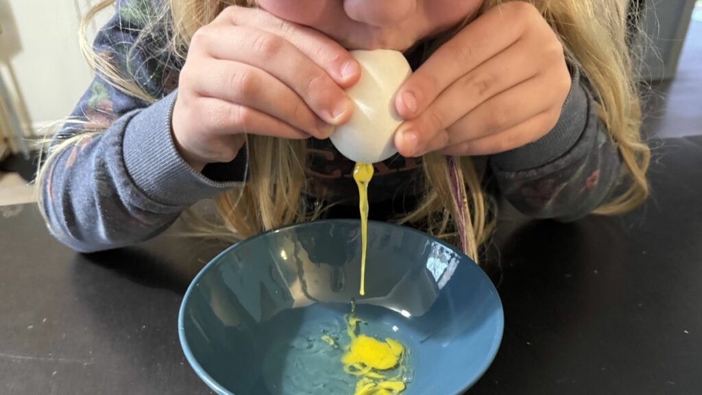 Eier auspusten mit Kindern: Anleitung & Tipps