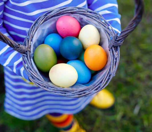 Neben der klassischen Eiersuche gibt es noch viele andere Ideen, die an Ostern Spaß machen.