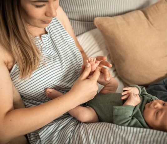 Mama mit Baby auf dem Schoß