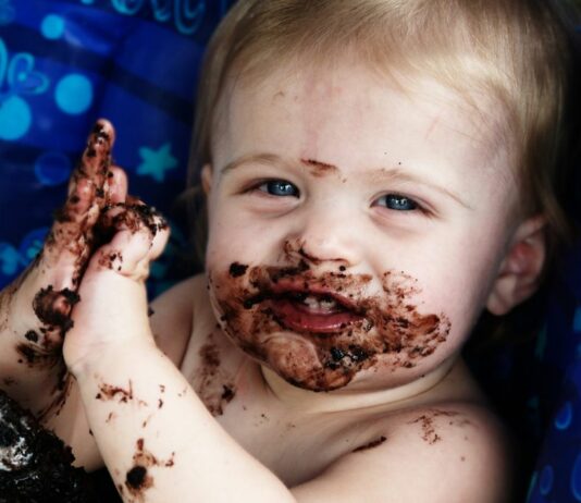 Katie Jones ist Mutter der vierjährigen Tochter Aria, welche von Freunden ungefragterweise mit Schokokuchen gefüttert wurde.