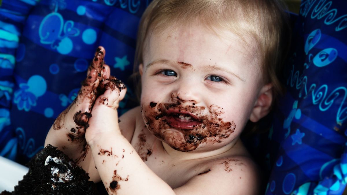 Mutter reicht es: Freunde gaben ihrem Baby Schokokuchen