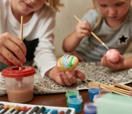 Mit diesen 10 Osterdeko-Bastelideen werden deine Kinder und du einen riesen Spaß haben und euch kreativ austoben.