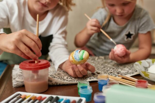 Mit diesen 10 Osterdeko-Bastelideen werden deine Kinder und du einen riesen Spaß haben und euch kreativ austoben.