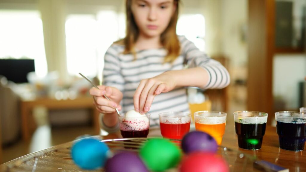 Ostereier färben mit Kindern: Unsere 10 besten Tipps!