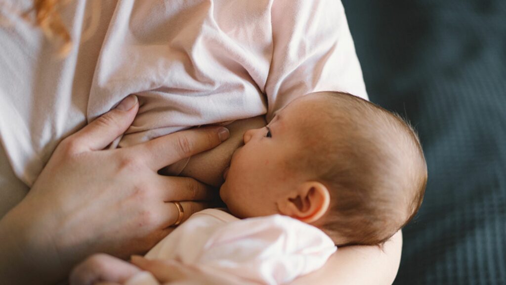 Milch-Terror: Stillende Mama wird von Nachbarin belästigt