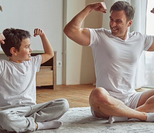 Ein „richtiger Kerl“ hat immer Muskeln? Na, wenn Papa das sagt....