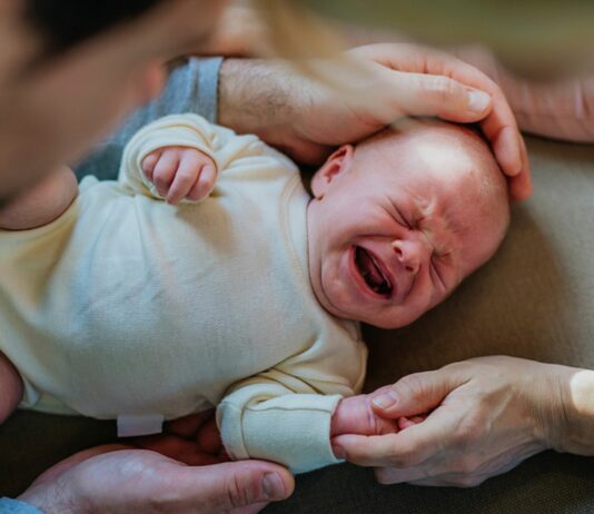 Die Großmutter brachte das Baby gegen den Willen der Mutter zur Beschneidung.