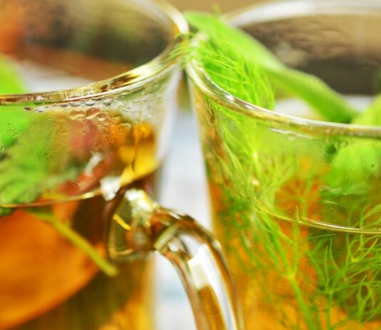 Du darfst Fencheltee auch in der Stillzeit trinken.